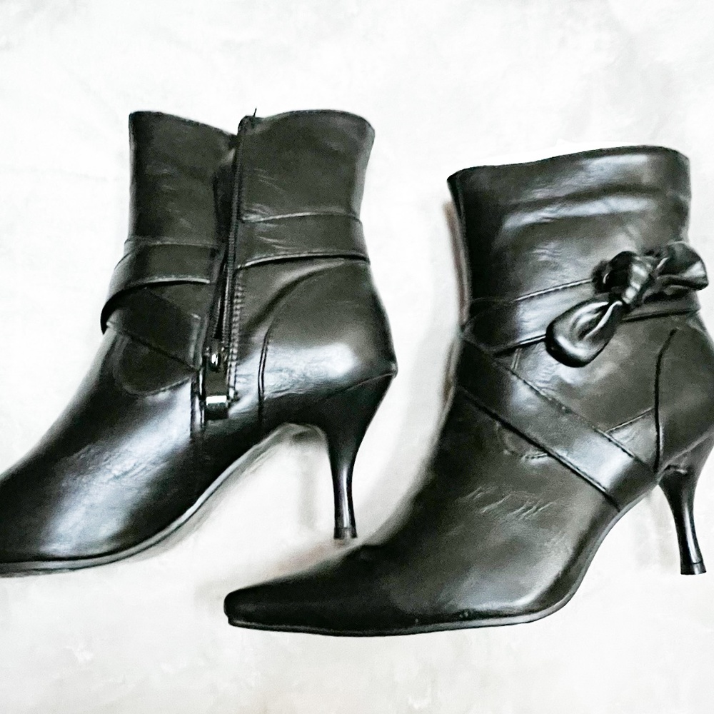 Itali Kitten Heel ankle boots NWT